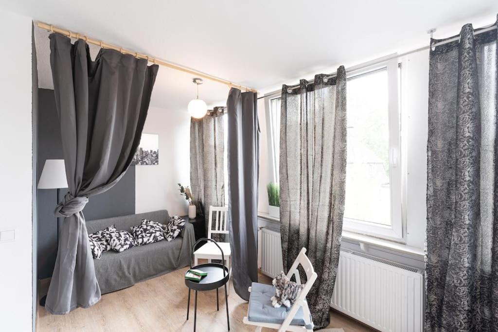 - Cozy Apartment In The Heart Of Duisburg With New York Design & Betten & Sofa - 5 Mins Central Station Hbf - Big Tv & Wifi -- Esterno foto