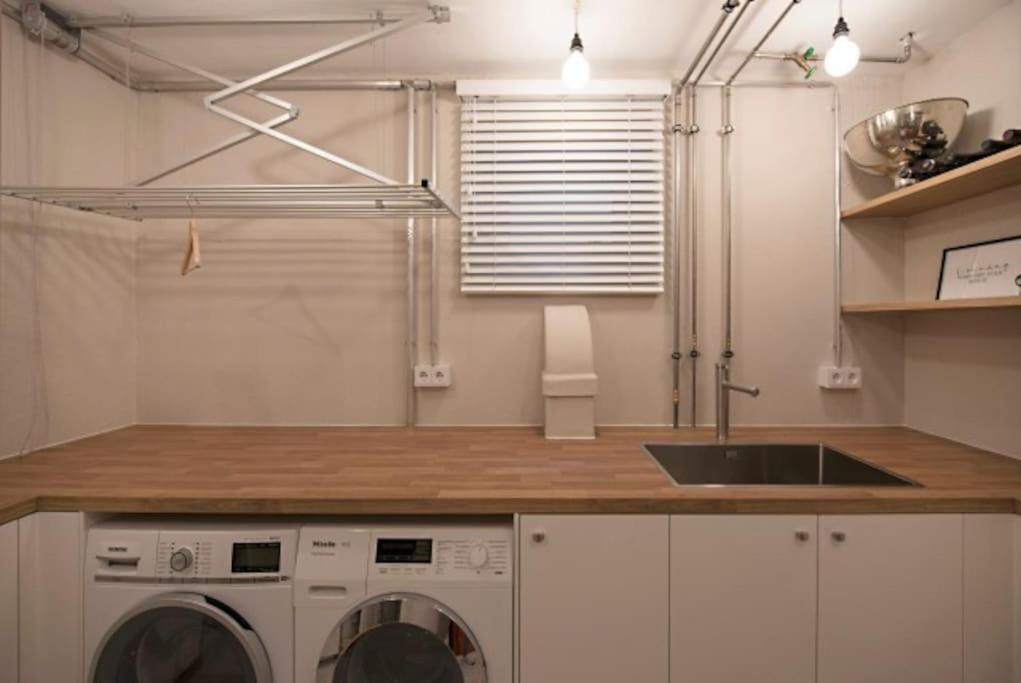 - Cozy Apartment In The Heart Of Duisburg With New York Design & Betten & Sofa - 5 Mins Central Station Hbf - Big Tv & Wifi -- Esterno foto