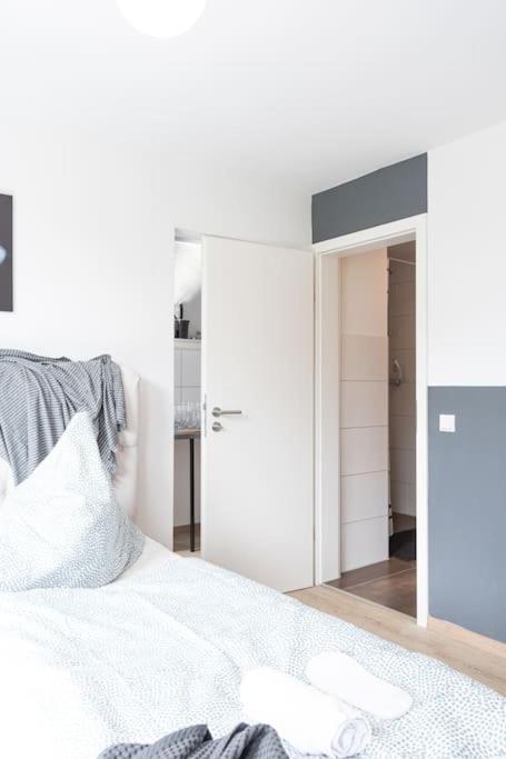 - Cozy Apartment In The Heart Of Duisburg With New York Design & Betten & Sofa - 5 Mins Central Station Hbf - Big Tv & Wifi -- Esterno foto