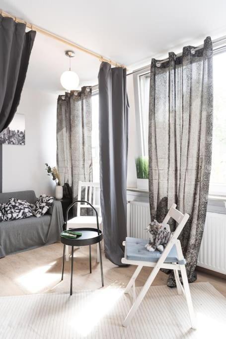 - Cozy Apartment In The Heart Of Duisburg With New York Design & Betten & Sofa - 5 Mins Central Station Hbf - Big Tv & Wifi -- Esterno foto