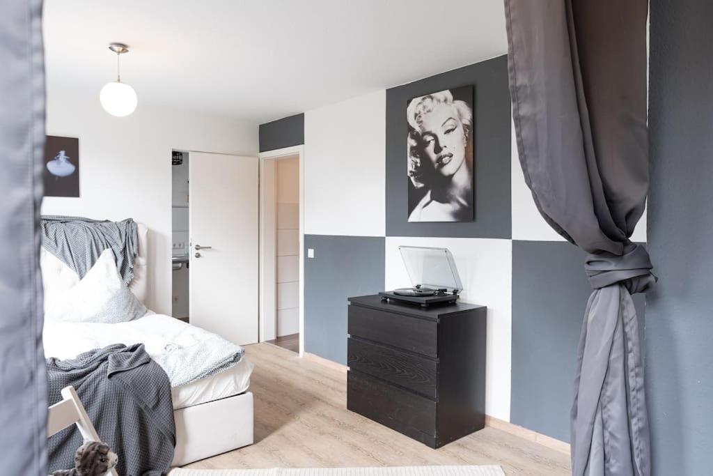 - Cozy Apartment In The Heart Of Duisburg With New York Design & Betten & Sofa - 5 Mins Central Station Hbf - Big Tv & Wifi -- Esterno foto