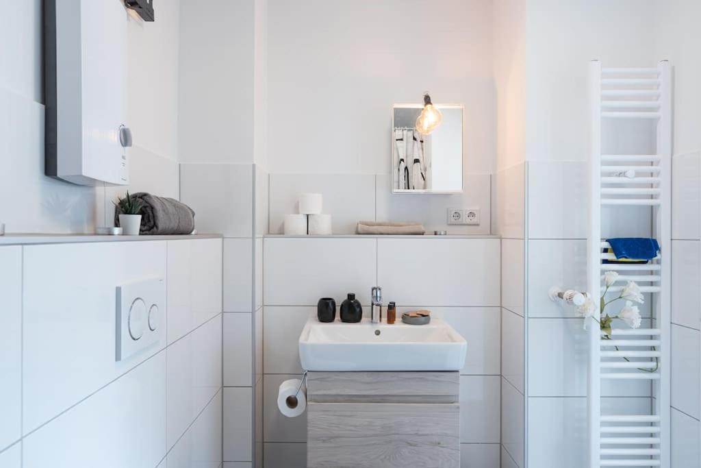 - Cozy Apartment In The Heart Of Duisburg With New York Design & Betten & Sofa - 5 Mins Central Station Hbf - Big Tv & Wifi -- Esterno foto