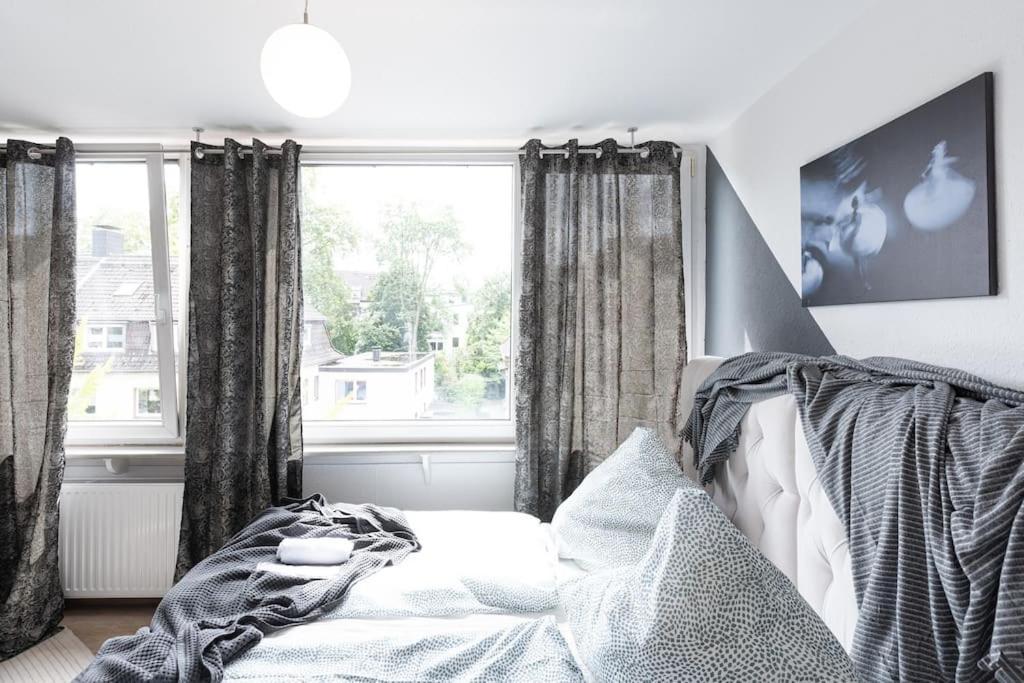 - Cozy Apartment In The Heart Of Duisburg With New York Design & Betten & Sofa - 5 Mins Central Station Hbf - Big Tv & Wifi -- Esterno foto